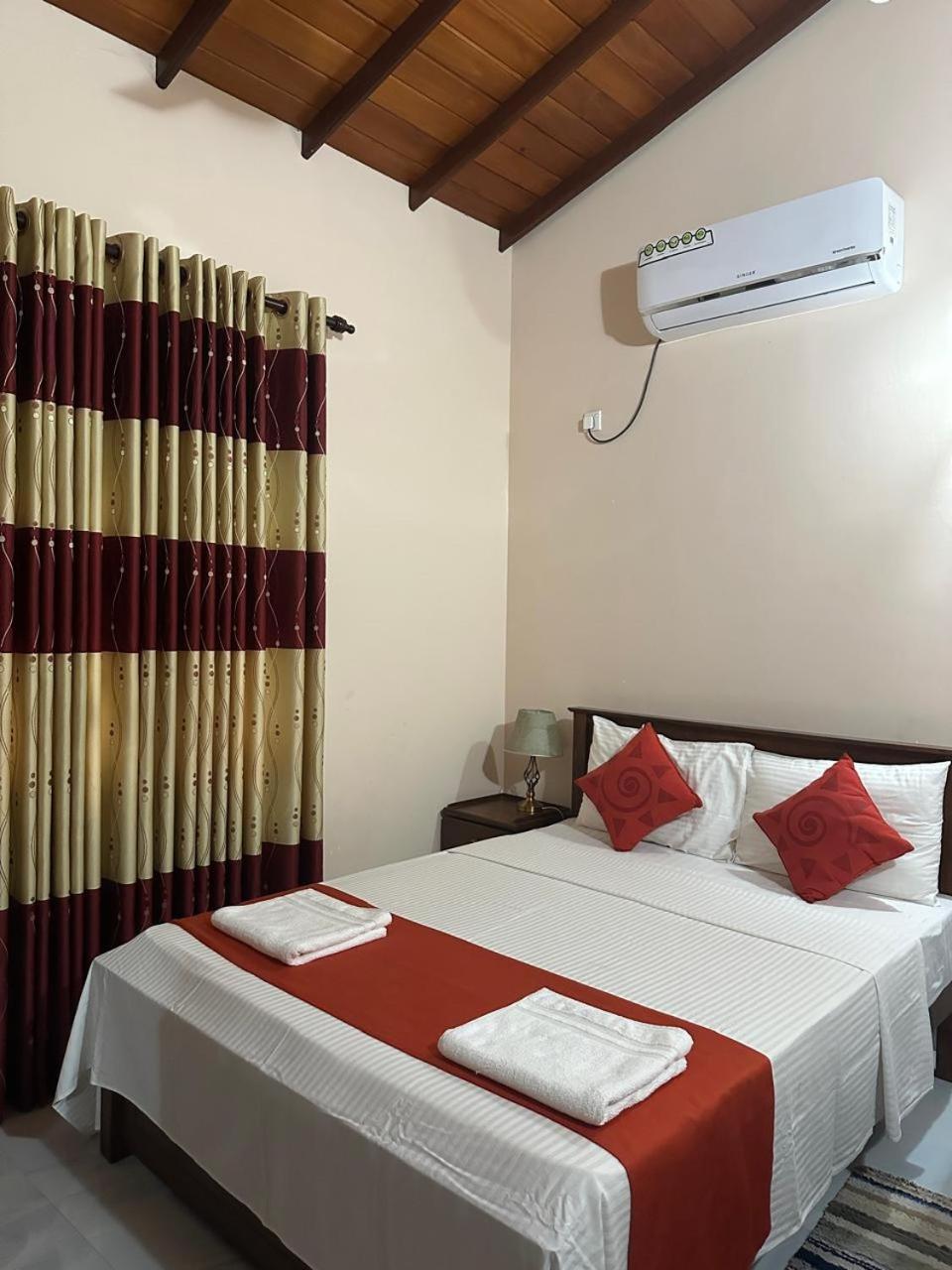 Lahiru Airport Villa Andiambalama Exterior foto