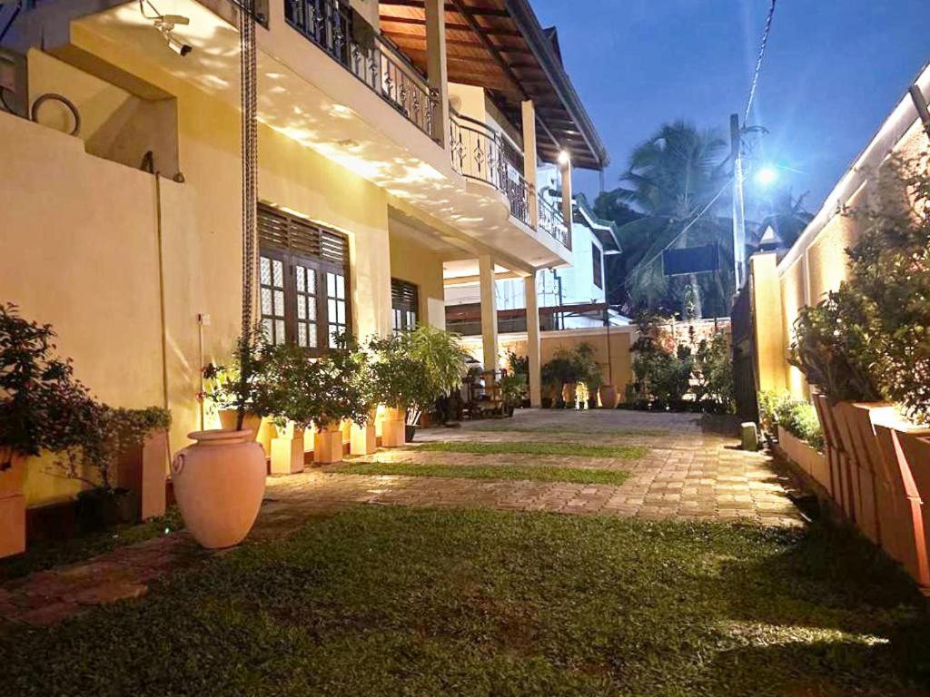 Lahiru Airport Villa Andiambalama Exterior foto